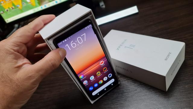 <b>Sony Xperia 1 II Unboxing: Singurul flagship cu ecran 4K din 2020 are software cu tehnologie de DSLR Sony Alpha</b>Sony merge mai departe aşa cum ştie mai bine: tradiționalistă, nu schimbă designurile prea uşor, nici interfeţele şi nici optica. Japonezii au lansat la început de an flagship-ul Xperia 1 II, care se citeşte "Xperia 1 Mark 2"