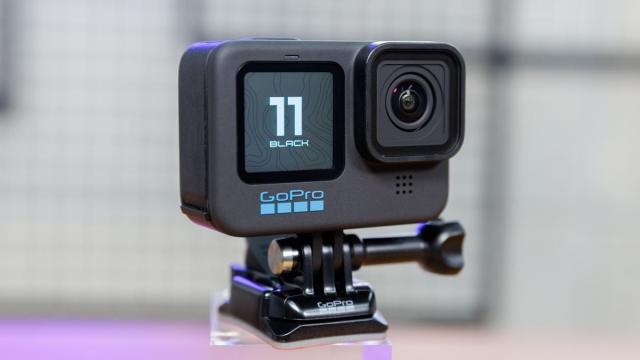 <b>Reducere de 1.000 lei la GoPro HERO11 Black de Black Friday la Altex</b>Camera video sport GoPro HERO11 Black beneficiază de o reducere semnificativă de 1.000 lei la Altex cu ocazia Black Friday, prețul scăzând de la 1.999 lei la 999 lei. Această ofertă este disponibilă exclusiv online, iar cei interesați pot beneficia de