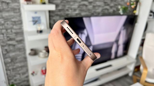 <b>Xiaomi 15T Pro: Conectivitate „astrală” la 1.9 kilometri și Wi-Fi 7, 5G</b>Numai bine de bine și la conectivitate pe Xiaomi 15T Pro, cu Wi-Fi 7 și 5G, cu GPS dual band și Bluetooth 6.0. Jos e un port USB-C 2.0 și avem și emițător infraroșu bine deghizat, dar și NFC. Există și BDS, Galileo, QZSS