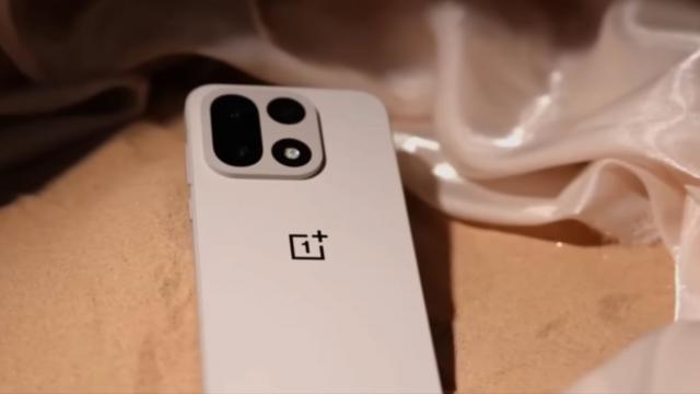 <b>OnePlus 15 a primit un unboxing deja: metal “militar”, gaming la 165 FPS (Video)</b>OnePlus 15 s-ar fi dorit un telefon inaugural pentru Snapdragon 8 Elite Gen 5, dar Xiaomi 17 i-a luat fața. Ce e drept tocmai a bifat o premieră: primul telefon cu Snapdragon 8 Elite Gen 5 care a primit un unboxing...