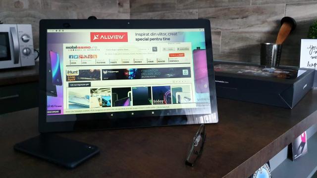 <b>Allview Viva Home Unboxing: cea mai mare tabletă pe care am pus mâna, bună pentru bucătărit şi seriale (Video)</b>După atâtea telefoane testate, uneori şi ceasuri şi gadget-uri inedite, acum trecem la o mega tabletă. E vorba despre Allview Viva Home, de departe cea mai mare tabletă care a ajuns la Mobilissimo.ro