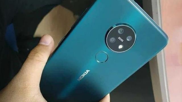 <b>Nokia 7.2 apare în fotografii hands on şi aflăm un posibil preț; Vine la IFA 2019</b>Nokia 7.2 a tot scăpat în ultima vreme şi îl aşteptăm să debuteze la IFA 2019 la început de lună septembrie. Până atunci avem două scăpări proaspete, una care implică preţul său şi una care implică fotografii hands on.