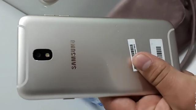 <b>Samsung Galaxy J7 (2017) primește încă o recenzie video, semn că lansarea se apropie!</b>Smartphone-ul Samsung Galaxy J7 (2017) bifează astăzi încă o prezentare video hands-on, material în care putem remarca cele trei variante de culoare în care produsul va ajunge la vânzare. Această apariție nu poate decât să confirme faptul că lansarea se