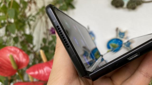 <b>Samsung Galaxy Z Fold 3 5G: Acustica stereo aduce un bas fantastic şi volum cât cuprinde</b>Samsung Galaxy Z Fold 3 5G dispune de difuzoare stereo, amplasate în capetele sale şi fără a implica speakerul pentru convorbiri în experienţa acustică. Amplasarea acestor difuzoare le face uşor de acoperit atunci când ţii telefonul în landscape