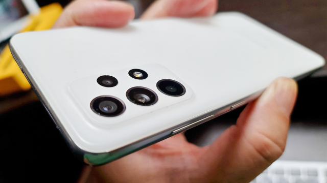 <b>Turul Magazinelor #969: Telefon cu Android sub 400 lei, telefon 5G sub 700 lei, Galaxy A52s 5G în stoc</b>Finalul de săptămâna ne aduce aşa multe reduceri, că aş putea compune două ediţii de Turul Magazinelor, nu una. Am ajuns la episodul #969 şi suntem în plină avalanșa de promoţii Back to School. Avem telefoane Android sub 400 lei, avem un model 5G