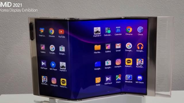 <b>Samsung dezvăluie un prototip de ecran triplu pliabil, cu design futurist; Posibil să ajungă pe Galaxy Z Fold Tab</b>Samsung continuă să tatoneze terenul şi să pregătească următorul pas din evoluţia terminalelor pliabile şi anume tableta şi laptopul pliabil. În cazul laptopului am aflat detalii despre un Galaxy Book Fold cu câteva zile în urmă iar acum avem