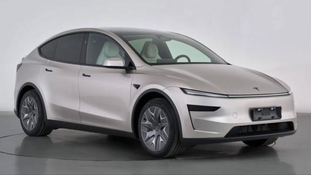 <b>Tesla Model YL dezvăluit: SUV cu 6 locuri, gandit sa se bată cu BYD în China</b>Tesla a confirmat oficial existența unui așa numit Model YL, un SUV electric cu 6 locuri și dimensiuni mai mari decât actualul Model Y, care va ajunge în showroom-urile din China în această toamnă. Deși păstrează o siluetă similară
