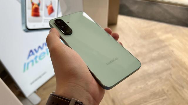 <b>Samsung Galaxy A17 5G listat deja pe site-ul companiei, gata de lansare </b>Samsung pregătește noi lansări pentru final de an, iar în toamnă am putea face cunoștiință cu Galaxy A17 5G - telefon care mai nou și-a făcut apariția chiar pe site-ul oficial al companiei, menționat cu numele de serie SM-A176B/DS