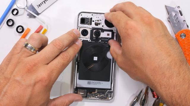 <b>Nothing Phone (3), desfăcut bucată cu bucată; Ce ascunde sub sticlă cel mai bizar telefon al anului?</b>JerryRigEverything a pus mâna pe Nothing Phone 3 și l-a supus clasicului test de durabilitate. Ulterior l-am văzut demontat bucată cu bucată, pentru a vedea cât de ușor se poate repara. Deși designul transparent și bizar la prima vedere al telefonului
