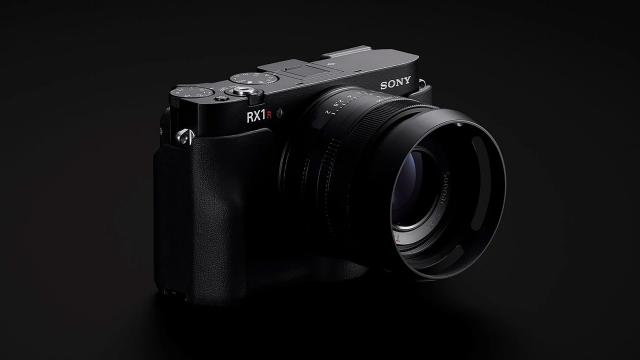 <b>Sony lansează RX1R III: senzor full-frame de 61 MP într-un body cât palma; camera rămâne fixă, dar fără compromisuri</b>Sony a anunțat oficial modelul RX1R III, o cameră foto compactă cu obiectiv fix, care păstrează filosofia seriei, dar aduce specificații actualizate. Noul model include un senzor full-frame Exmor R de 61 MP, identic cu cel din seria Alpha, și folosește