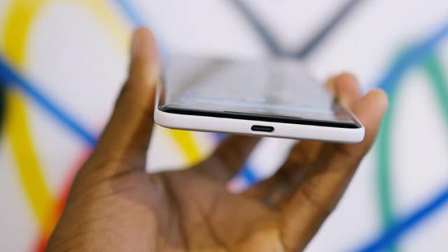<b>"Telefoanele Google Pixel 2 au teoretic jack audio"; Afirmaţia vine de la un reprezentant Google; Avem și o listă de headseturi compatibile</b>Anul trecut cei de la Google scoteau în față prezența jack-ului audio pe terminalele Pixel de primă generație, atacând astfel și iPhone 7 care la acea vreme uimea publicul prin renunțarea la portul audio. Acum odată cu actualizarea terminalelor