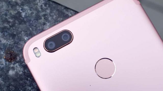 <b>Xiaomi Mi A1 ajunge în România la cost rezonabil la PCGarage.ro (oficial); Telefon cu Android stock şi cameră duală</b>Cu o lună în urmă era anunţat oficial Xiaomi Mi A1, primul telefon Xiaomi care vine cu Android stock la bord. La acea vreme aflam că va fi lansat inclusiv în România şi acum avem ocazia să îl vedem listat la PCGarage.ro, la suma de 1298 lei.