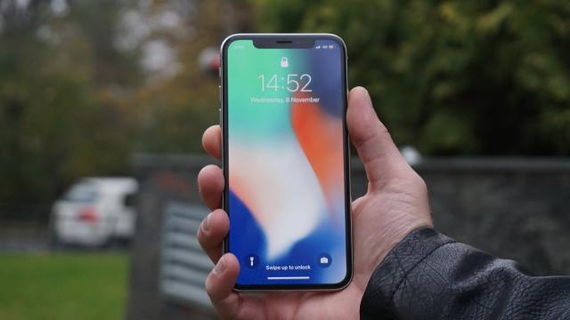 <b>Mobicast 193 - Podcast/Videocast despre iPhone X testat la Mobilissimo.ro, dată lansare OnePlus 5T, super reclamă Samsung şi o tonă de filme noi</b>Am avut parte de o săptămână cu adevărat încărcată, zile în care pe masa noastră de teste a sosit nimeni altul decât iPhone X, terminalul ce se vinde la prețuri uriașe pe piața locală. Au debutat și o mulțime de noi filme și am văzut o reclamă