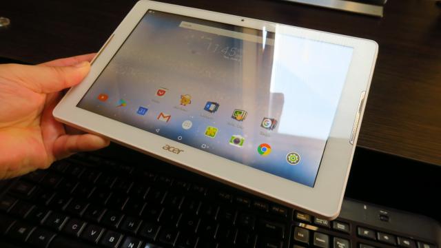 <b>Acer Iconia One 10 (B3-A30): Conectivitate standard, plusează la microUSB</b>Acer Iconia One 10 (B3-A30) se prezintă cu strictul necesar la capitolul conectivitate şi mă refer aici la port microUSB, WiFi a/b/g/n şi Bluetooth 4.0. Nu avem NFC, dar avem jack audio şi slot microSD. Nu discutăm de radio FM pentru că nimeni nu are..