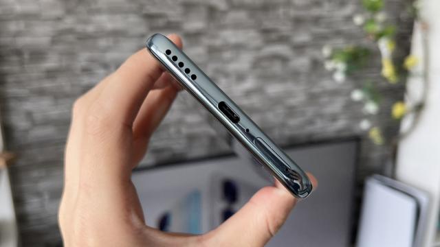 <b>Honor 90: Audio pe bază de speaker singular, mai degrabă bun la gaming</b>Telefonul dispune de un singur difuzor, dar acesta emite un sunet de calitate, cu un balans optim între înalte, medii și joase. Dacă doriți acustică stereo, va trebui să folosiți căști wireless, deoarece telefonul nu dispune nici de jack audio