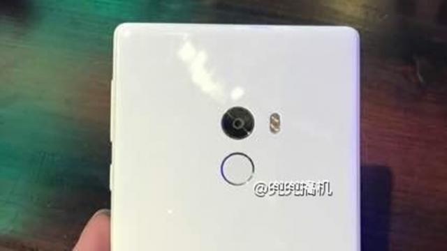 <b>Xiaomi Mi Mix ar urma să primească și o variantă pe alb realizată tot din ceramică</b>Zilele acestea am avut numeroase articole cu Xiaomi Mi Mix în prim-plan, telefon cu display edge-to-edge ce ne oferă dotări de top, dar și un design arătos bazat pe o carcasă realizată în întregime din ceramică. Descoperim astăzi faptul că firma chineză