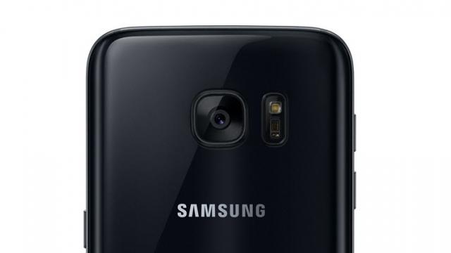 <b>Samsung ar putea lansa o versiune neagră glossy a lui Galaxy S7 în decembrie, pentru a concura cu iPhone 7 Jet Black</b>La timp pentru sărbătorile de iarnă se pare că sud-coreenii de la Samsung au în plan lansarea unei versiuni de Galaxy S7 pe negru glossy similară acelei nuanțe Jet Black pe care am văzut-o în cazul lui iPhone 7 și iPhone 7 Plus. Noua variantă de culoare
