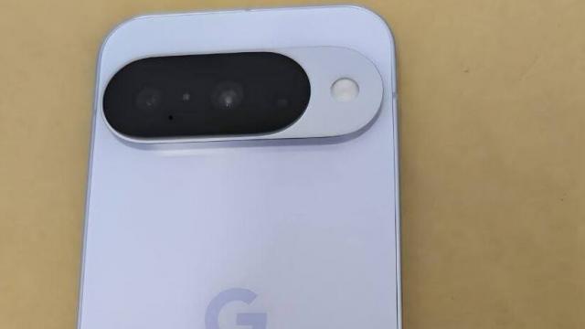 <b>Pixel 10 Pro XL, aproape oficial: imagini reale, scor AnTuTu și comparație completă cu Pixel 9 Pro XL</b>Cu doar două zile înainte de evenimentul de lansare programat pe 20 august, Google Pixel 10 Pro XL apare într-o serie de fotografii reale postate pe Reddit, iar dispozitivul este comparat direct cu modelul anterior, Pixel 9 Pro XL, inclusiv în testul de p