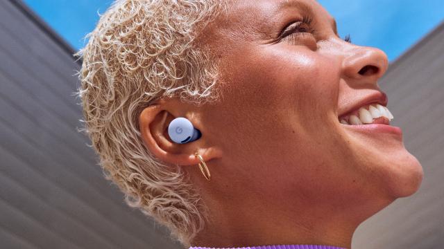 <b>Google lansează Pixel Buds 2a: Căști wireless accesibile cu ANC și integrare Gemini</b>Eveniment important astăzi. În cadrul Made by Google tocmai au fost prezentate cele mai importante smartphone-uri din seria Pixel 10. Alături de acestea au sosit și purtabile noi. Printre ele regăsim smartwatch-ul Pixel Watch 4, disponibil în două