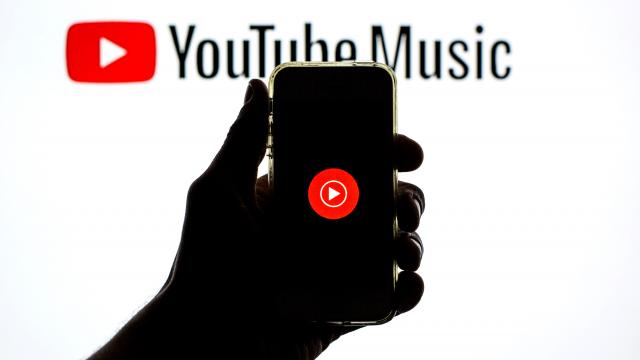 <b>YouTube Music împlinește 10 ani, te anunță ce concerte sunt în oraș și oferă playlisturi comune</b>YouTube Music își marchează aniversarea de 10 ani cu o serie de funcții noi care pun accent pe comunitate și interacțiunea directă între utilizatori și artiști. Anunțul a fost făcut de T. Jay Fowler, Senior Director of Product la YouTube Music, printr-o..
