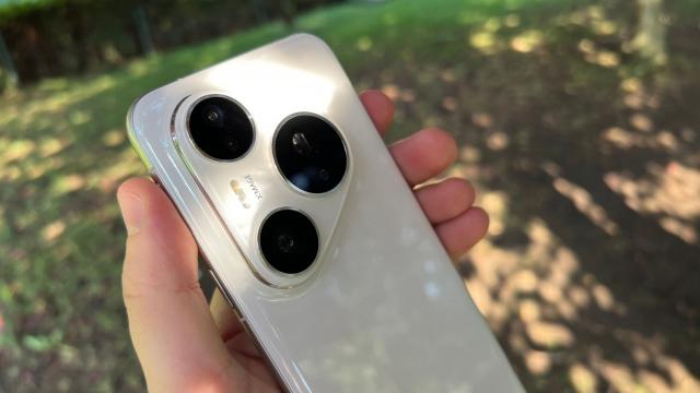 <b>HUAWEI Pura 80 Pro: Hardware cu accent pe ecran, baterie și clar cameră</b>HUAWEI vine cu numeroase îmbunătățiri hardware în ceea ce îl privește pe Pura 80 Pro, iar prima pe care o remarci este clar camera mai mare din spate, semn că se întâmplă ceva aici. La interior găsim un procesor Kirin 9020 fabrica