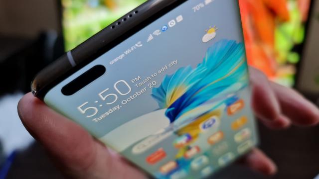 <b>Huawei Mate 40 Pro: OS, UI, aplicaţii cu un EMUI 11 dezvoltat, control prin gesturi, Eyes on Display</b>Huawei Mate 40 Pro rulează Android 10 cu noul EMUI 11 aplicat peste. Am apucat să îl testăm pe Huawei P40 Pro în varianta pre release şi am avut un material în care îi detaliam funcţiile. E vorba despre un nou engine de animaţii, extra opţiuni Always on D