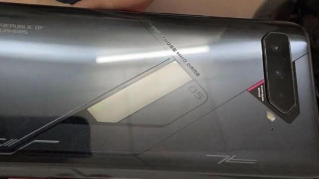 <b>ASUS ROG Phone 4 apare în primele fotografii şi îşi dezvăluie spatele, similar cu predecesorul</b>În ultima săptămână am văzut multiple scăpări ale lui ASUS ROG Phone 4, aflând chiar câteva dintre dotările sale. Acum vedem şi ceea ce pare a fi prima fotografie a acestui terminal