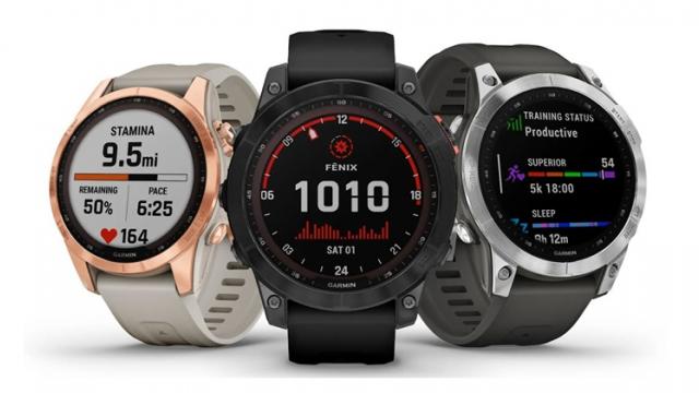 <b>Garmin prezintă ceasurile Fenix 7 şi Epix, cu ecran tactil şi lanternă, design robust</b>Garmin a prezentat astăzi noi versiuni de ceasuri inteligente pentru amatorii de drumeţii şi activităţi intense în afara casei. E vorba despre Fenix 7 şi Epix. Seria Fenix 7 aduce un ecran tactil şi funcţie lanternă, iar Epix primeşte