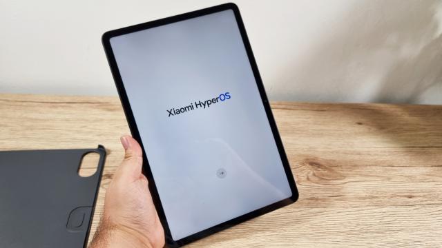 <b>Redmi Pad Pro: OS, UI, aplicaţii cu un HyperOS bine adaptat, bonus al husei-tastatură + stylus</b>Redmi Pad Pro ne-a venit cu accesoriul după care tânjeam când am testat Xiaomi Pad 6S Pro, husa cu tastatura integrată. Şi un stylus... dar hai să o luăm pe rând.
