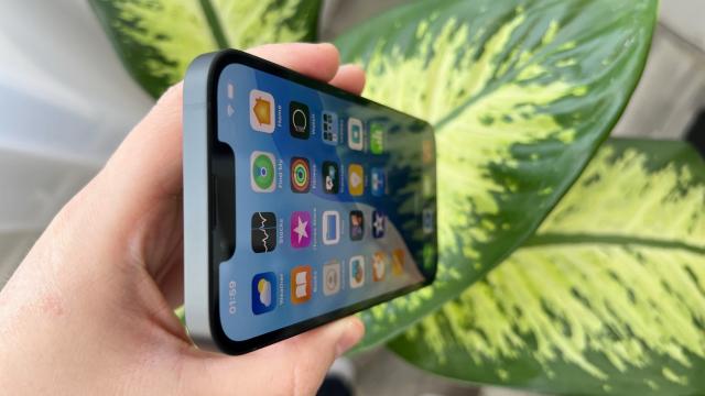 <b>Apple iPhone 16e: Hardware upgradat în special la baterie față de ultimul SE, câteva compromisuri</b>Apple a luat nişte decizii controversate pentru hardware-ul lui iPhone 16e, dar sunt şi veşti bune. Spre exemplu bateria aproape că s-a dublat în capacitate faţă de predecesorul iPhone SE 2022. Începem totuşi cu ecranul