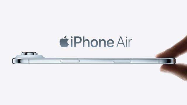 <b>iPhone Air 2 ar fi amânat; Iată de ce ia Apple această decizie</b>Personal, am decis să nu mai cred nicio ştire legată de iPhone Air. Mai ales după ce unele site-uri de ştiri îl dădeau ca eşec de vânzări, altele îl ridicau în slăvi, mai ales când vine vorba de vânzările din China. Azi aflăm că... succesorul său