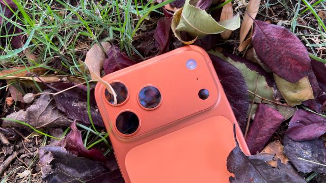 <b>Fără diferențe de culoare pentru spatele lui iPhone 18 Pro, Apple va folosi un nou proces de vopsit sticla</b>iPhone 17 Pro a inaugurat un nou design, dar nu platoul de cameră a fost principala critică a fanilor hardcore, ci coloritul sau mai bine zis diferențele de culoare dintre partea din aluminiu și sticla din spate. Sunt nuanțe diferite