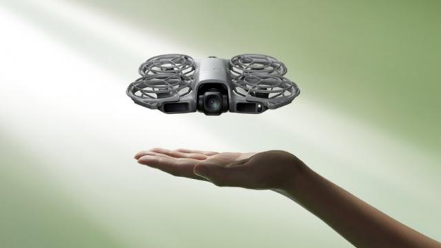 <b>DJI Neo 2 aduce filmări 4K la 100 fps și control prin gesturi; La doar 151 de grame, e cea mai ușoară dronă lansată de către companie</b>DJI a lansat Neo 2, o dronă ultra-portabilă de doar 151 grame, gândită pentru cei care vor să filmeze la calitate 4K fără bătai de cap. E cea mai ușoară dronă DJI cu senzori de evitare a obstacolelor în toate direcțiile și vine cu funcții precum control