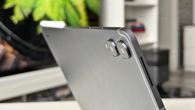 <b>Samsung Galaxy Tab S11 Ultra: Cameră duală decentă, dar rar folosită pentru fotografiat outdoor</b>Pe Samsung Galaxy Tab S11 Ultra regăsim o cameră principală duală, formată dintr-un senzor wide de 13 MP, f/2.0, cu unghi standard de 26mm și autofocus, și un al doilea senzor, un ultrawide de 8 MP, f/2.2. Nimic spectaculos aici