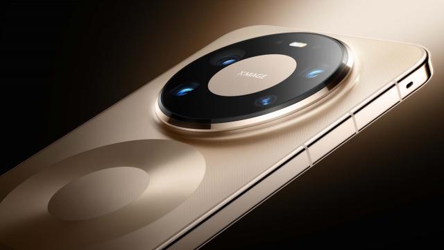 <b>HUAWEI Mate 80 Pro Max în primele imagini, cu două camere periscop, alimentare wireless magnetică</b>În urmă cu doar câteva momente am aflat data lansării lui HUAWEI Mate 80 și totodată faptul că serai va include și un model Mate 80 Pro Max. Acum avem ocazia să vedem primele imagini cu dispozitivul în cauză, oferit pe nuanțe de negru