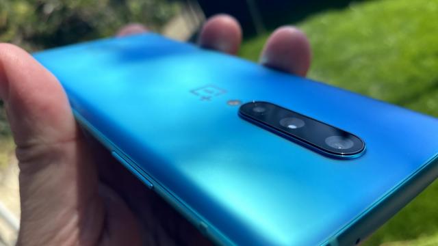 <b>Mobicast #307: Podcast cu dezbatere despre "telefonul cât un salariu", probleme ecran OnePlus 8 Pro, lansare Motorola Edge+</b>A mai trecut o săptămână şi a mai venit un Mobicast, podcast şi videocast Mobilissimo.ro ajuns la episodul cu numărul 307. De această dată avem dezbatere despre "telefonul cât un salariu", dar vorbim şi despre cele 3 telefoane noi Huawei Nova 7..