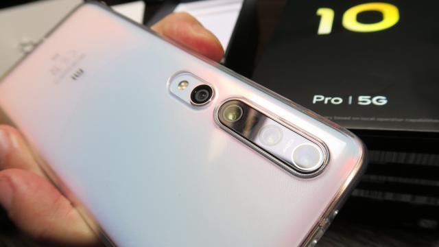 <b>Xiaomi Mi 10 Pro 5G Unboxing: primele impresii despre telefonul 5G cu 3 difuzoare care vrea să îi pună capac lui S20 Ultra (Video)</b>Xiaomi Mi 10 Pro 5G este cel mai nou flagship de la Xiaomi, lansat prin februarie şi ajuns pe final de aprilie în magazinele din România. De această dată nu mai e loc de compromisuri de "ieftin", de "vindem în pierdere"