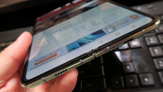 <b>Samsung Galaxy Fold: Acustică bine echilibrată, cu stereo capabil</b>Samsung Galaxy Fold vine cu difuzoare stereo care completează ecranul cel generos în experienţa de vizionare de filmare pe Netflix sau de gaming. Acestea sunt plasate pe lateral dacă ţineţi telefonul în landscape, dar e o uşoară tendinţa de a le acoperi.