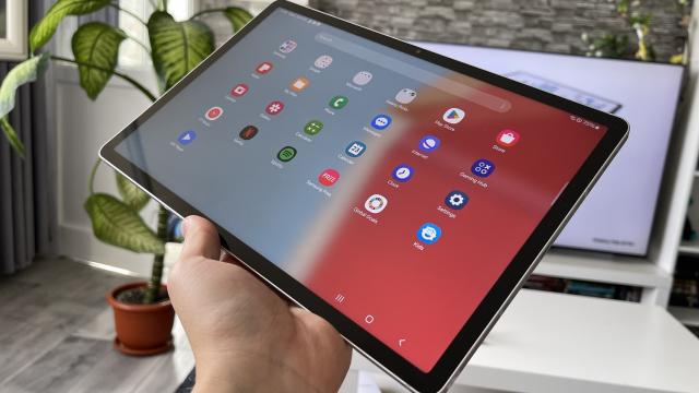 <b>Samsung Galaxy Tab S9 FE+ 5G: Conectivitate supraîncărcată cu 5G, gata de streaming şi videoconferinţe oriunde</b>Samsung Galaxy Tab S9 FE+ 5G este, aşa cum îi spune şi numele versiunea 5G a tabletei FE+ de la Samsung, punând la bătaie un slot nano SIM pentru acest tip de conectivitate. Avem parte şi de Wi-Fi 6, Bluetooth 5.3, GPS, Glonass Galileo