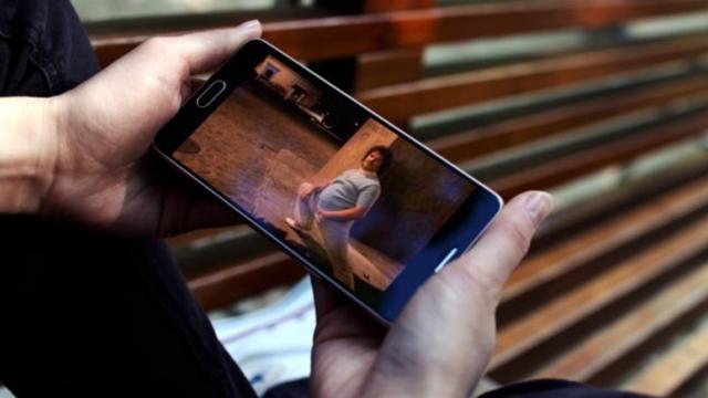 <b>Aplicația Plex pentru Android vine acum cu suport pentru redarea materialelor video stocate pe telefon (Descarcă de aici)</b>Dacă vă numărați printre utilizatorii aplicației Plex pe Android, atunci astăzi aveți un motiv de bucurie pentru că software-ul tocmai ce bifează un update semnificativ. Versiunea 6.0 ne aduce astfel suport pentru redarea materialelor video de pe