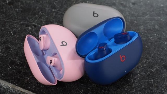<b>Căștile Apple Beats Studio Buds sunt acum disponibile în noi culori; Noi funcții ajung pe terminalele Android</b>Apple a lansat până acum o mulțime de produse audio de succes. Încă de la prima pereche de AirPods wireless căștile companiei au fost apreciate, dar compania nu uită nici de gama de produse Beats. Cele mai noi căști in-ear lansate sub acest brand
