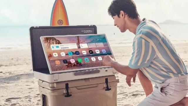 <b>Nu te poți despărți de televizor nici în vacanță? LG are un TV valiză pe care îl iei cu tine și pe plajă - LG StanbyME Go</b>Există producători precum LG care experimentează cu tot soiul de produse și știm asta foarte bine încă de când produceau smartphone-uri, cu un model inedit precum acel LG Wing cu ecran rotativ sau acel televizor rulabil