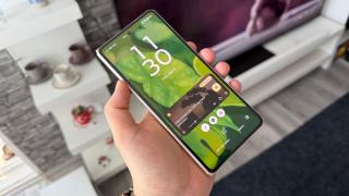De astăzi și telefoanele pliabile Motorola intră în programul beta Android 17