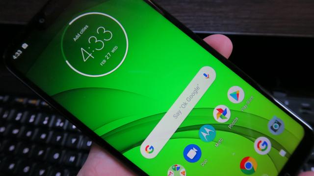 <b>Motorola Moto G7 Power: OS, UI, aplicaţii stock, pe bază de Android Pie</b>Motorola Moto G7 Power e fix ca toate celelalte telefoane Motorola şi Nokia de pe piaţă, plus vreo 3-4 modele Xiaomi şi ASUS: stock, curat cu un Android că scos din fabrică. Rulează Android Pie stock şi nu sunt deloc mare fan al multitasking-ului şi..
