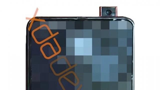 <b>Primul telefon Motorola cu cameră selfie pop up apare în imagini noi, rămâne misterios</b>Motorola a fost deosebit de ocupată în acest an, între lansări de modele Moto G7, Moto Z4 şi vreo 3-4 modele Motorola One. Compania s-a ferit totuşi de un trend până acum: cel al telefoanelor cu cameră selfie pop up
