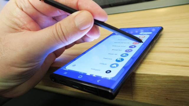 <b>Samsung Galaxy S22 Ultra: OS, UI, aplicaţii cu S-Pen în frunte, DeX, extra productivitate</b>Samsung Galaxy S22 Ultra rulează Android 12 cu One UI 4.1 aplicat peste. One UI 4.1 nu aduce mari noutăţi faţă de One UI 4.0. Hai să vedem totuşi care sunt. În primul rând One UI 4.1 aduce o îmbunătăţire a funcţiei RAM Plus, permiţându-vă să alegeţi