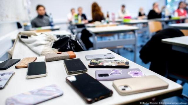 <b>Elevii se concentrează mai bine fără telefoane; Studiul din Olanda confirmă efectele interdicției din școli</b>După mai bine de un an de la introducerea interdicției privind folosirea telefoanelor mobile în școlile olandeze, datele adunate într-un studiu comandat de guvernul Țărilor de Jos arată efecte vizibil pozitive. Trei sferturi dintre cele 317 licee..