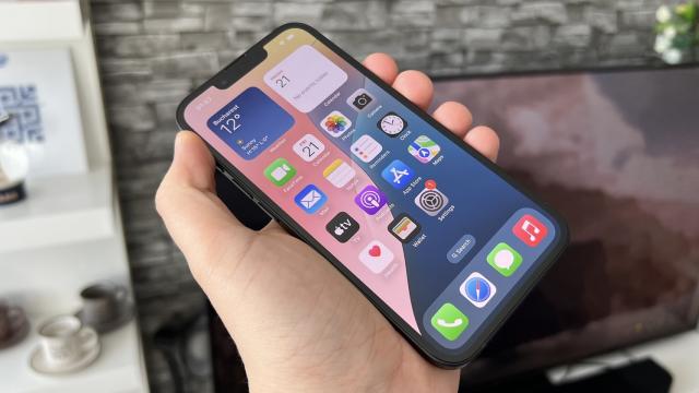 <b>iPhone 17e sosește în primăvara anului viitor; Apple pare că va lansa un smartphone accesibil în fiecare an</b>Pare că Apple a dat lovitura cu iPhone 16e, în prezent cel mai accesibil model din portofoliul companiei ce suportă funcționalități AI. Ei bine, după iPhone 16e, pare că ni se pregătește un așa-zis iPhone 17e. În teorie aș zice că urmează și un update