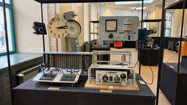 <b>Am vizitat Palatul Telefoanelor şi am văzut centrale şi telefoane din anii 1950, 1970 (Video)</b>Orange România ne-a invitat la un eveniment de cyber security pe 16 octombrie 2025 şi o parte a sa a avut loc la Palatul Telefoanelor. Ştiţi voi, clădirea aceea cu turn în vârf, realizată în stil Art Deco şi dominând Calea Victoriei
