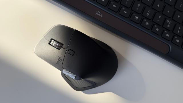 <b>Logitech MX Master 4 Review: Mouse-ul de finețe pentru profesioniști, acum cu feedback haptic</b>Logitech a venit cu super noutăți în această toamnă, astfel că la început de octombrie am luat parte de la debutul local al mouse-ului Logitech MX Master 4 - produs adresat utilizatorilor Pro, artiștilor, editorilor foto/video și arhitecților